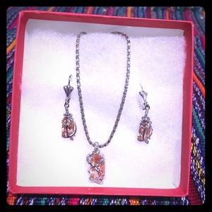 Short silver chain cream